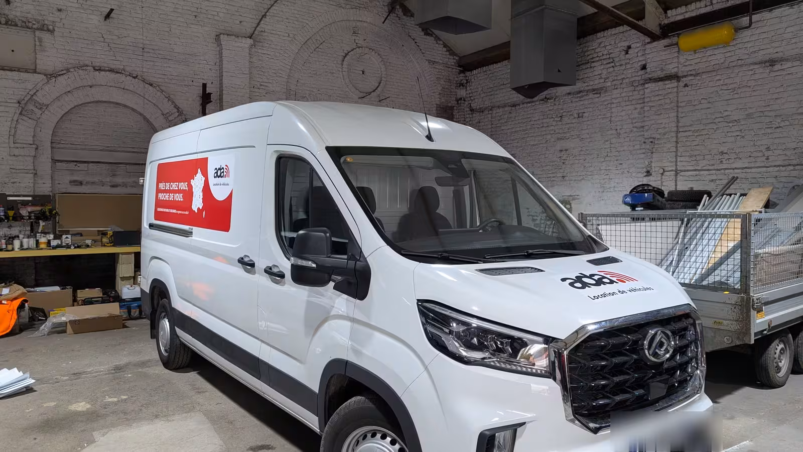 Fourgon utilitaire blanc habillé par Autovring pour une enseigne de location de véhicules